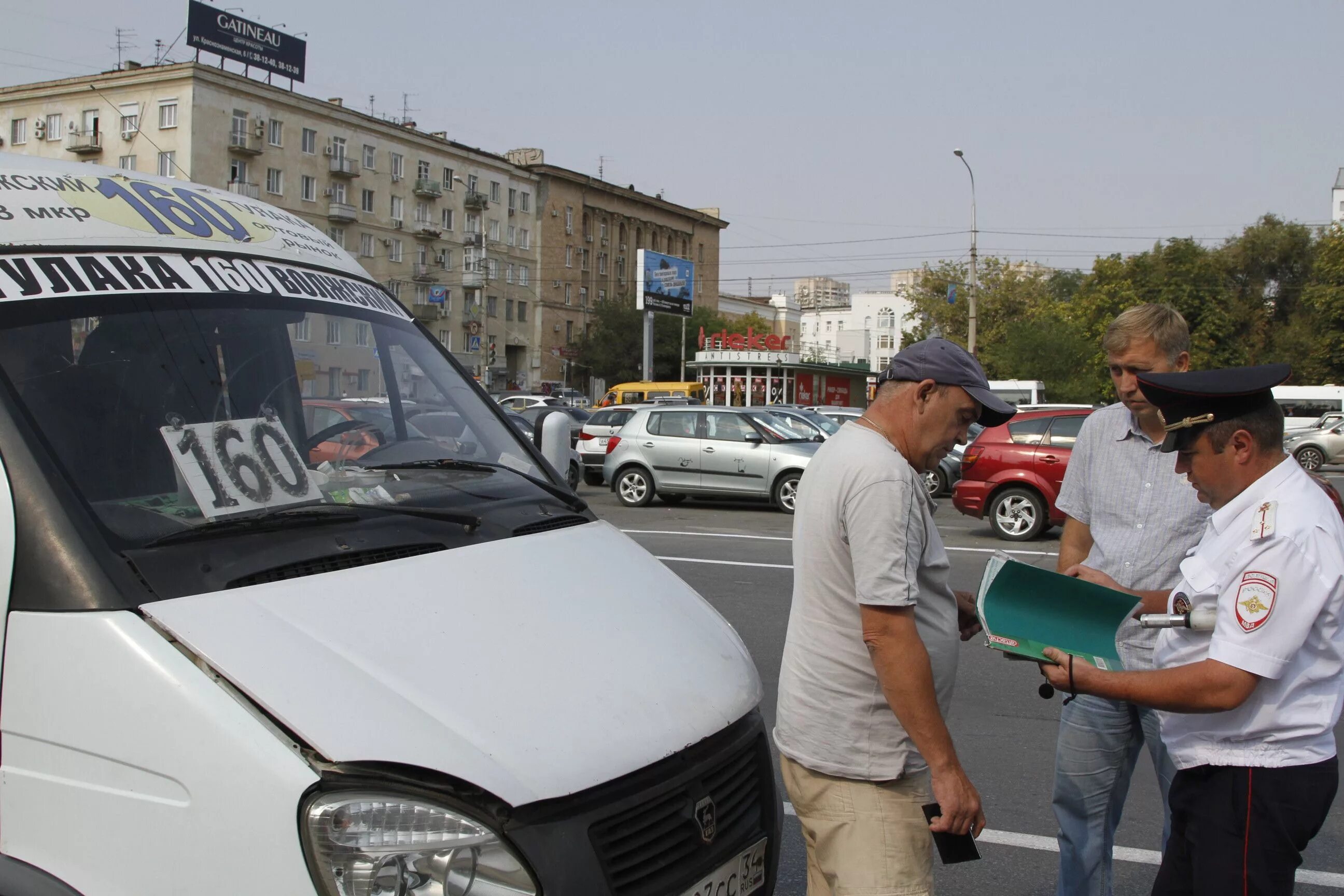 Телефон гаи волгоград. ГИБДД Волгоград. Таксопарк Волгоградской области. Маршрутка Волгоград фото.