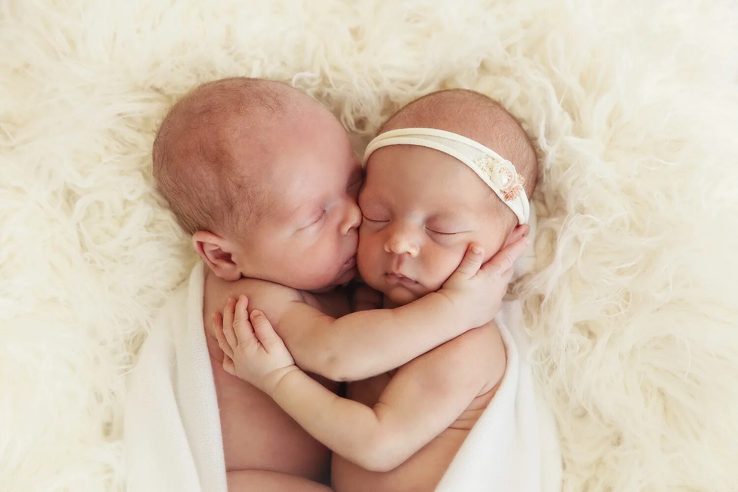Двойняшки картинки девочка и мальчик. Новорожденные Близнецы. Младенцы двойняшки. Фотосессия двойняшек. Двойняшки мальчики.