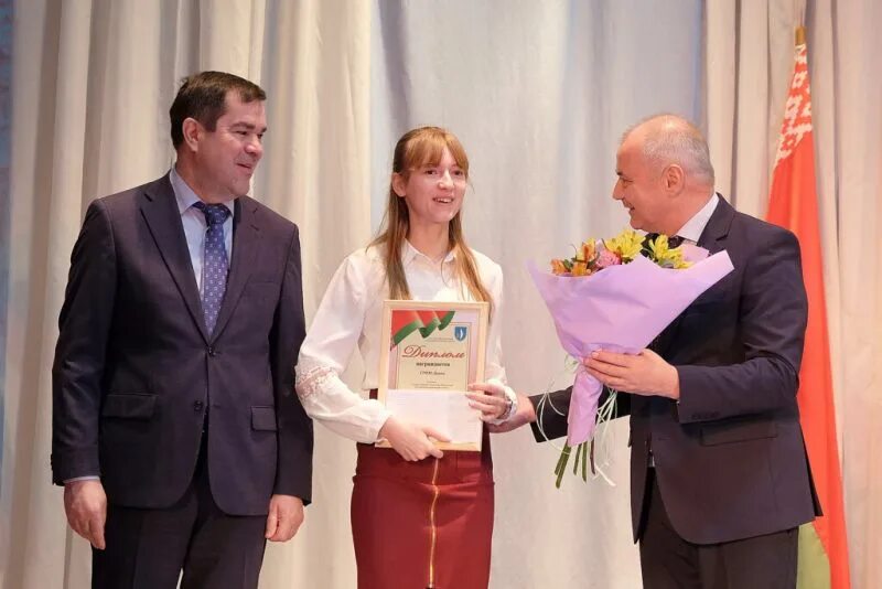 Выпускник средней школы. Новости столина. Новости столин. Новости столин. Навины палесся газета столин.