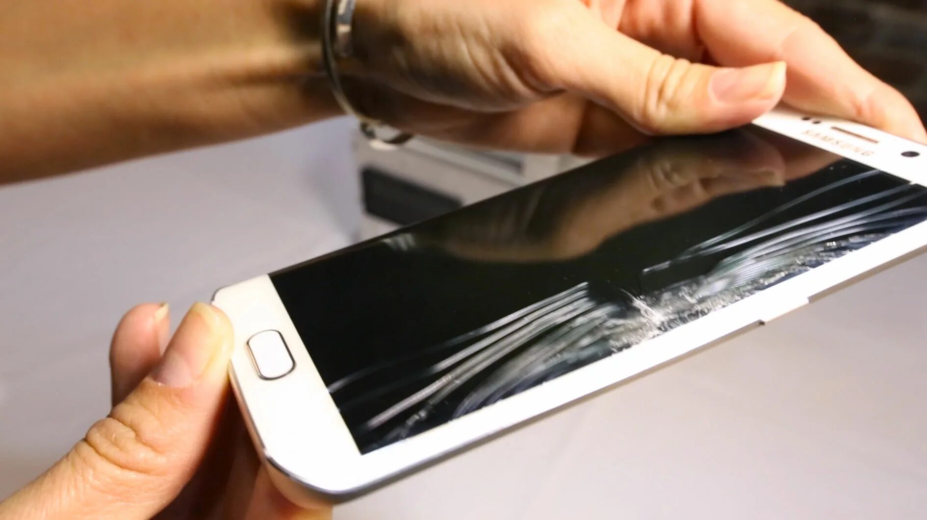 Разбитое пластиковое окно. Разбитое стекло на телефоне. Айфон 7s разбитый. Поврежденный дисплей смартфона. Разбитый телефон самсунг.