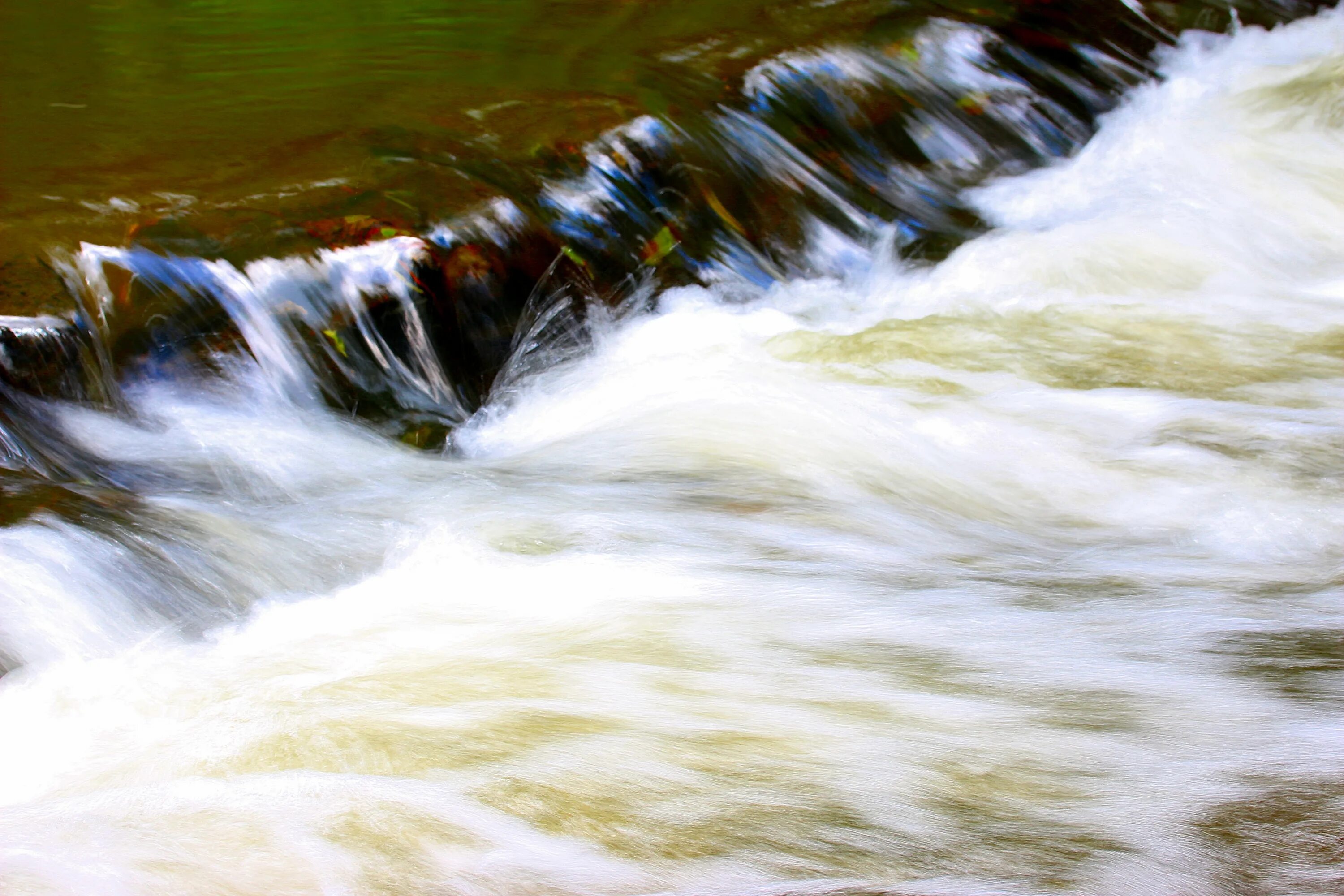 Потоками воды песня. Поток воды. Текущая вода. Стремительный поток воды. Вода ручей.