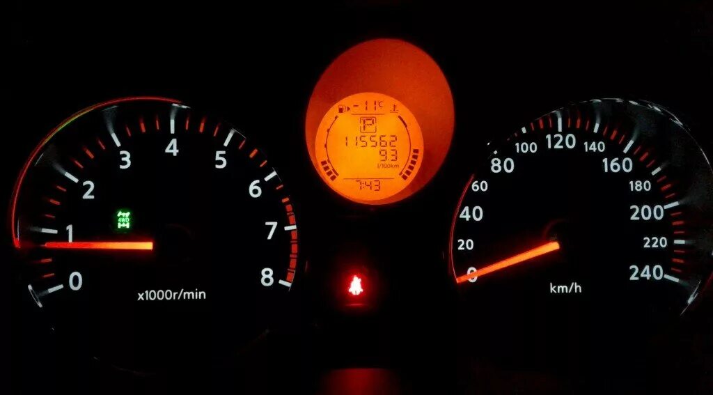 лампочка чек мазда cx7. приборная панель бмв е92. мигает красная машина. ниссан ноут 2008 горит датчик. ниссан альмера моргает красная лампочка.