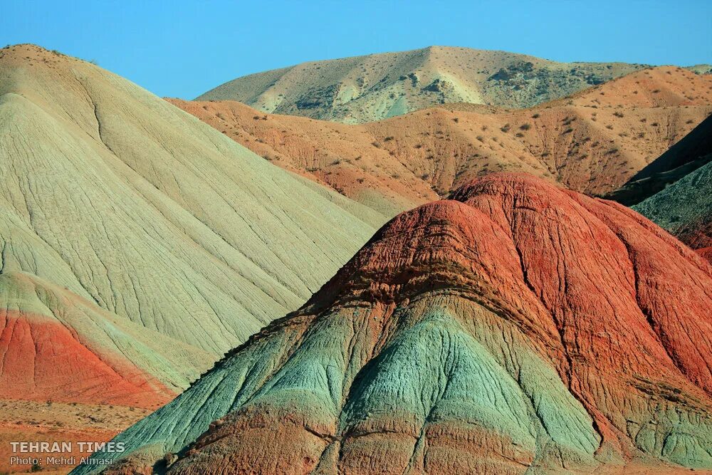 Ала түсті. Аладаглар Иран. Аладаглар цветные горы Иран. Иран цветные горы Тебриз. Радужные горы Аладаглар в Иране.