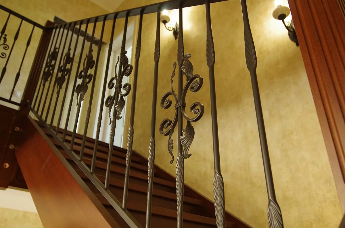 балясины металлические. перила для лестницы. балясины кованые для лестниц в стиле неоклассика в интерьере. кованые перила для винтовой лестницы в частном доме. холодная ковка перильные ограждения.