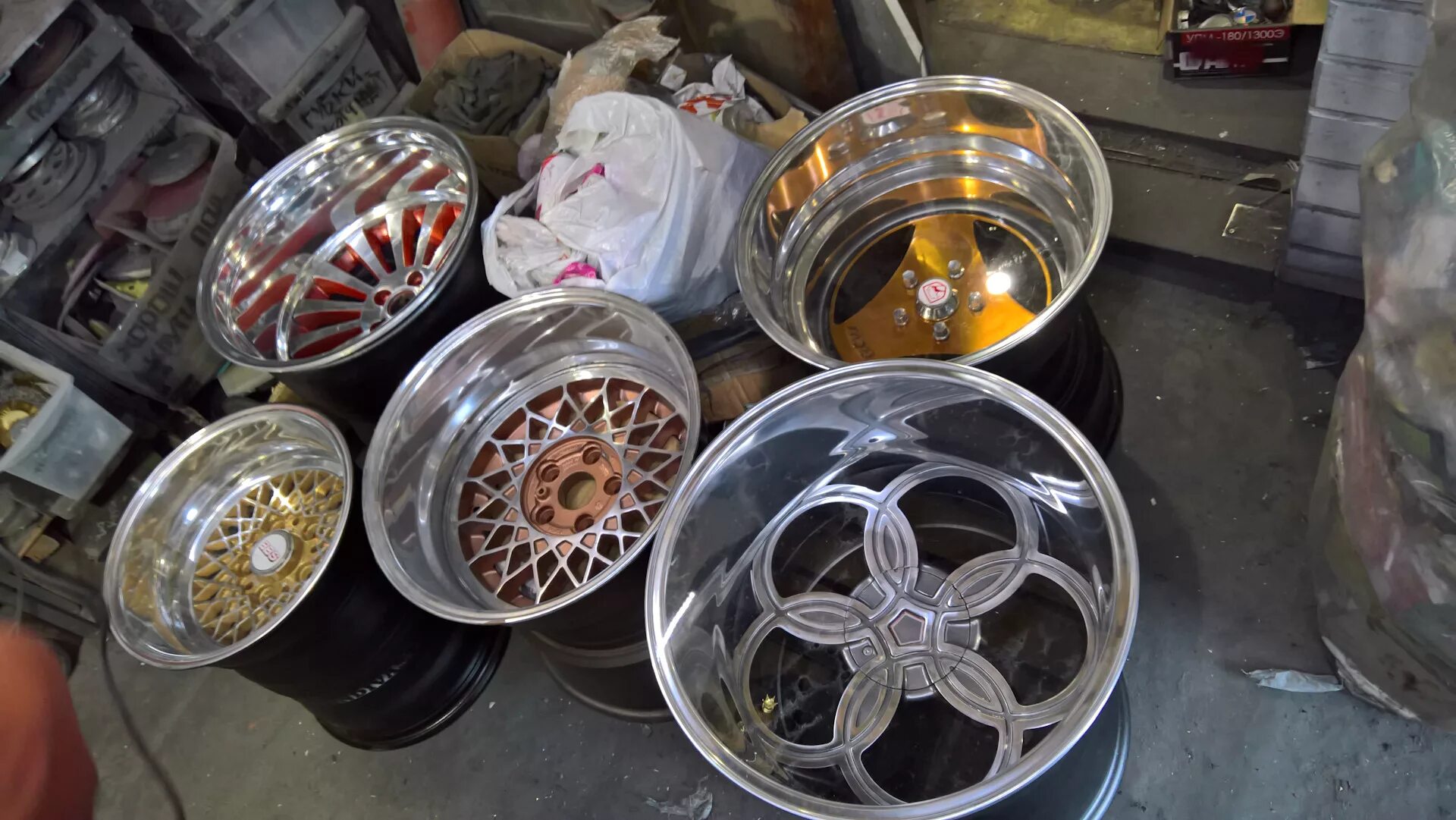 Столики из дисков автомобиля. Изделия из автомобильных дисков. Своими руками из дисков машины. Изделия из колесных дисков. Поделки из автомобильных дисков своими руками.