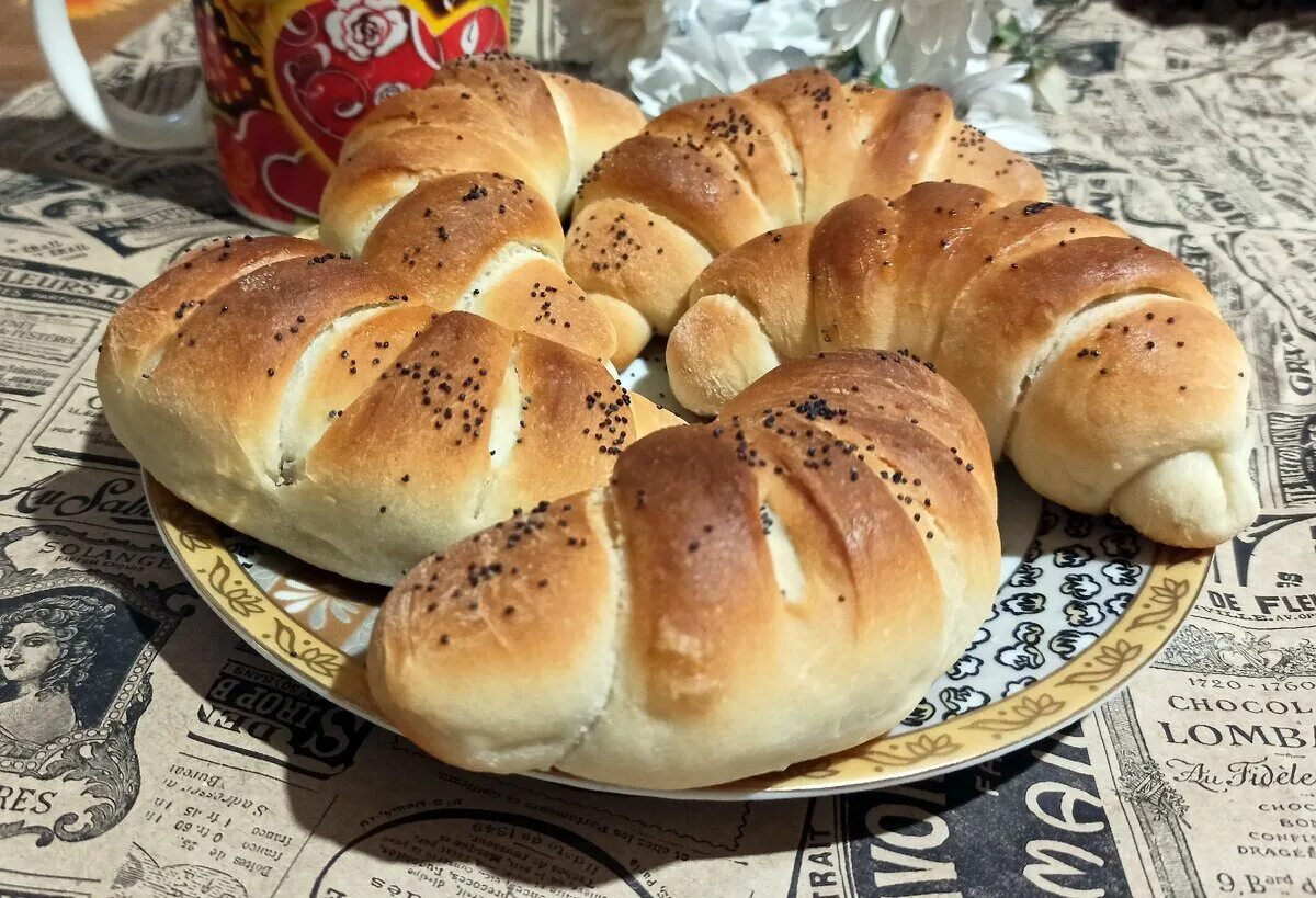 Булочки постные из дрожжевого. Рогалик с маком. Булочка рогалик с маком. Рогалики с маком из дрожжевого теста. Булочки на постном дрожжевом тесте.