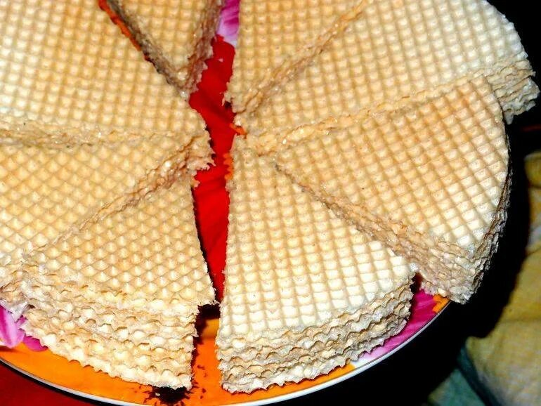 Вафельные коржи со сгущенкой. Торт с вафельными коржами. вафельный тортик со сгущенкой. торт из вафельных коржей со сгущенкой.