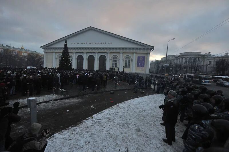 Манежная площадь 2010. Митинг на Манежной площади 2010. Манежная площадь 2011 нацисты. Манежная площадь Москва беспорядки 2010.