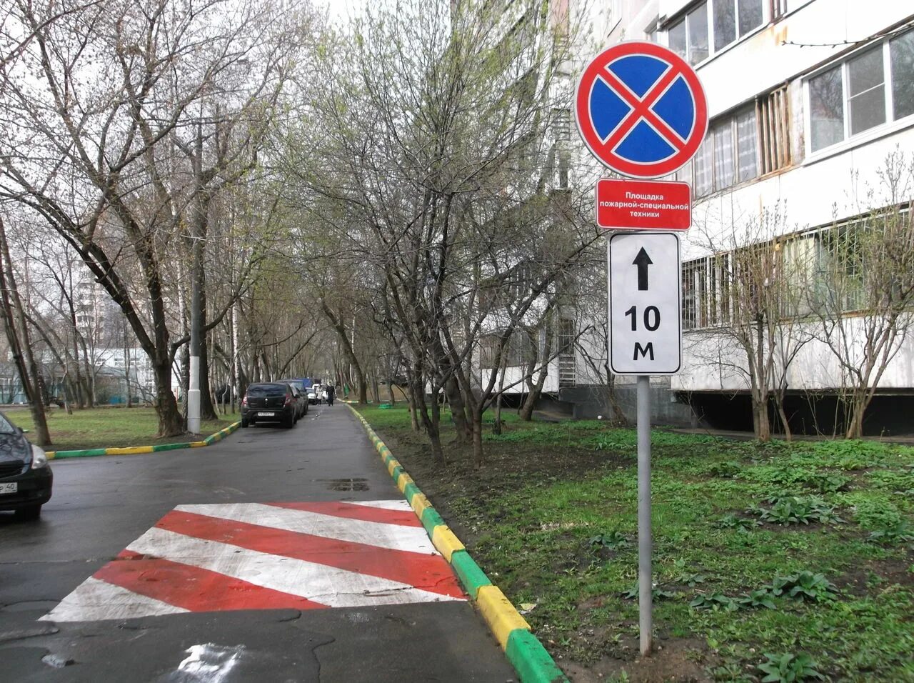 В москве остановка запрещена. Площадка для пожарной техники. Разметка для пожарной техники во дворах. Стоянка для пожарной техники во дворах. Разметка места для пожарной техники.