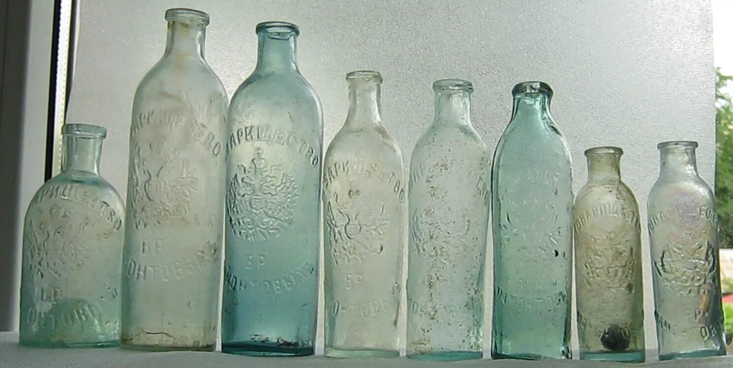 Первая бутылочка. Старинные бутылки. Старая бутылка. Старинные стеклянные бутылки. Старинные водочные бутылки.