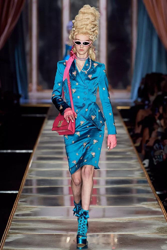 Показ моды в Милане 2020 Moschino. Москино коллекция Couture. Moskino высокая мода 2020. Возвратившая мода