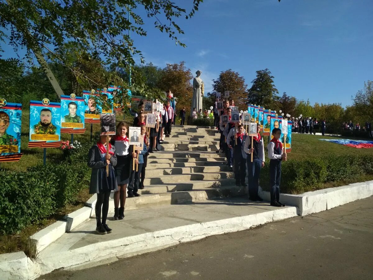 Артемовск сегодня чей. Город Артемовск Луганской области Перевальского района. Артемовск ЛНР кипучая. Артемовск Перевальский район Луганская школа. Школа 8 Артемовск Луганская область.