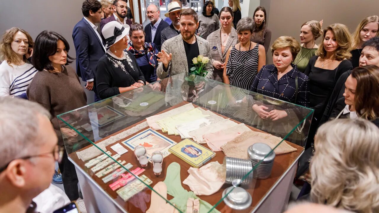 Выставка каджаров музей востока. Выставка роскоши. Выставка о женщинах ссср. Выставка роскоши. Выставка облаченная в роскошь женщина ар-деко.