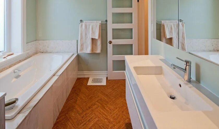 Какую выбрать ванную для квартиры. Дверь в ванную во внутрь. bathroom door.