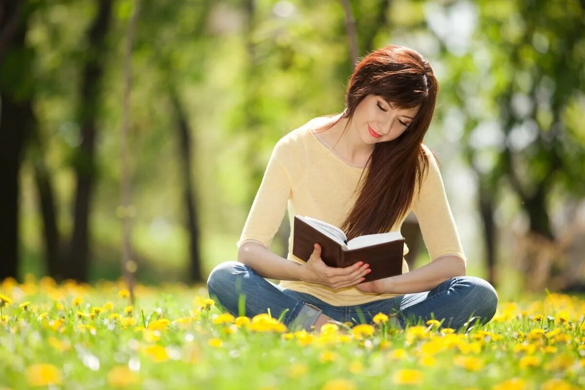 Девушка с книжкой в парке. Девушка с книгой на природе. Девушка с книжкой на природе. Чтение в парке.