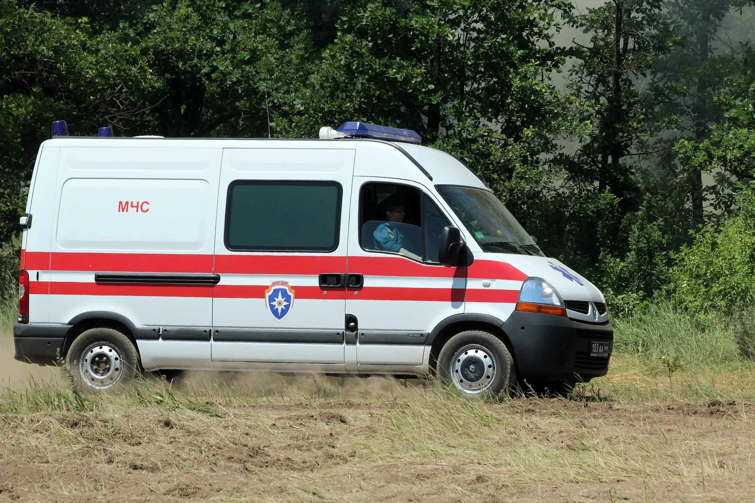 врачи спасатели мчс. машина службы спасения. скорая мчс. скорая мчс. полиция пожарно техническая лаборатория.