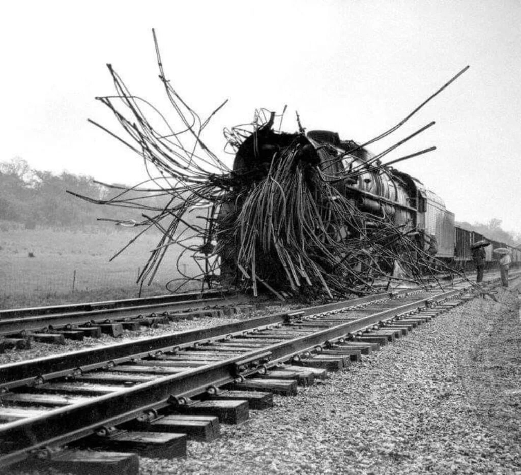 Взрыв парового котла паровоза. Взорвавшийся паровоз. Взрыв парового котла паровоза. Паровые котлы конца 19 века. Взорванный паровоз.