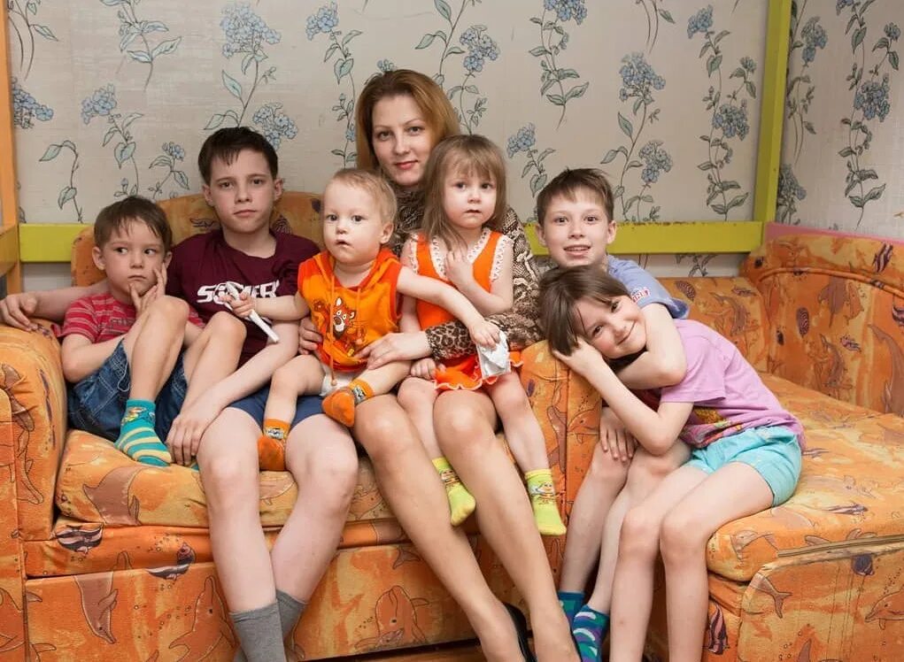 13 Детей. Селычка дом мама 11 детей. Многодетная семья Ивантеевка 11 детей.