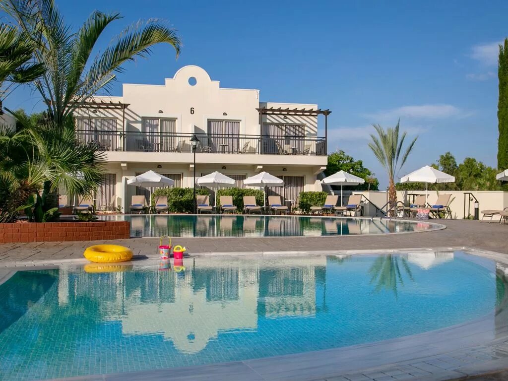 Пафос кипр отели. Ниссиана пляж. Корал бич резорт кипр. Пафос кипр. Отель пафос гарден на кипре.