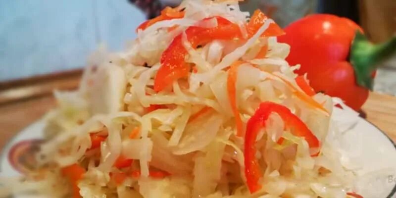 Капуста квашеная со сладким перцем. Квашеная капуста с красным сладким перцем в банке. капуста квашеная со сладким перцем засолыч. капуста квашенная рецепт с перцем болгарским.