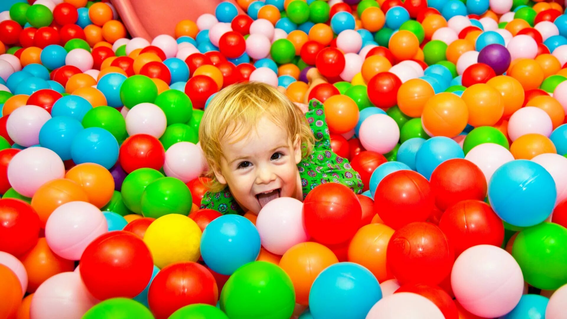 Бассейн с шариками для детей. Бассейн с шариками в игровой комнате. Бассейн с шарами детский. Разноцветные шарики в бассейне. Игра детская шары