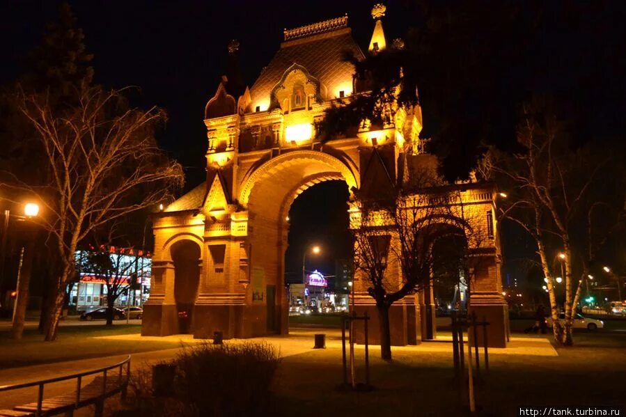Краснодар вечером. Триумфальная арка Краснодар ночью. Вечерний Краснодар. Екатерининская ночью Краснодар. Краснодар улица красная вечером.