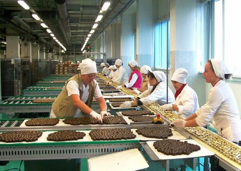 протеиновый батончик с арахисовой пастой. сладко отзывы сотрудников. фасовка и упаковка кондитерских изделий. упаковка конфет на фабрике. фасовка конфет на шоколадной фабрике.