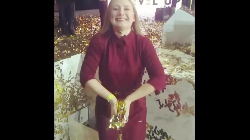 Попавший под золотой дождь. Женский золотой дождик. королева золотого дождя.
