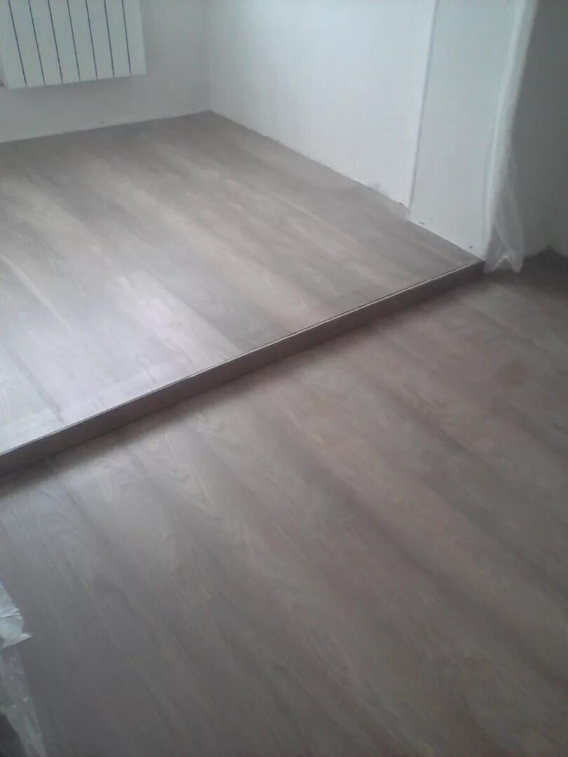 1 квадратный метр ламината. Ламинат лесенкой. Ламинат квадратами 60х60. Ламинированный пол. Укладка ламината в квадратной комнате.