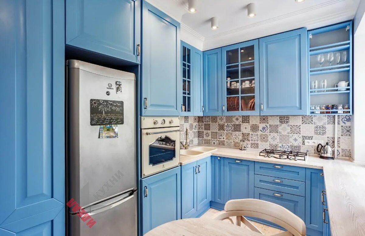 Синяя кухня. Сине бежевая кухня. Голубые кухни. Кухня в голубых тонах. Бело голубая кухня.