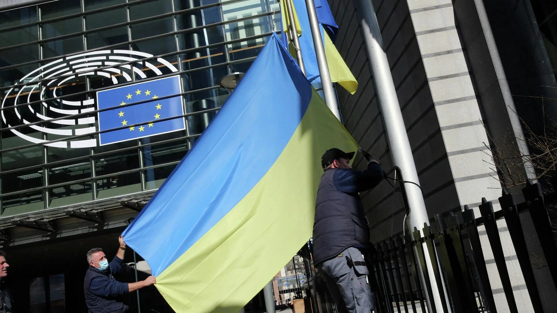 Нато не поможет. Здание ЕС В Брюсселе. Флаг Украины и Евросоюза. Украина НАТО. Россия в Евросоюзе.