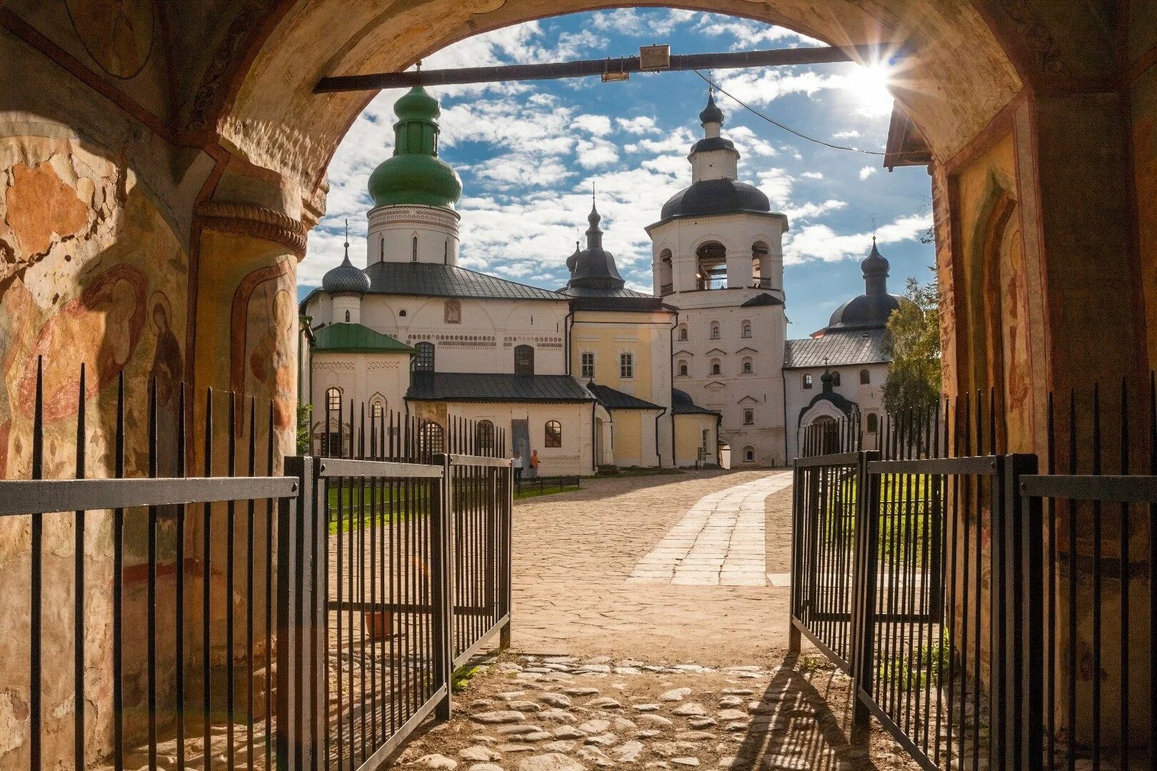 Белозерский монастырь святые