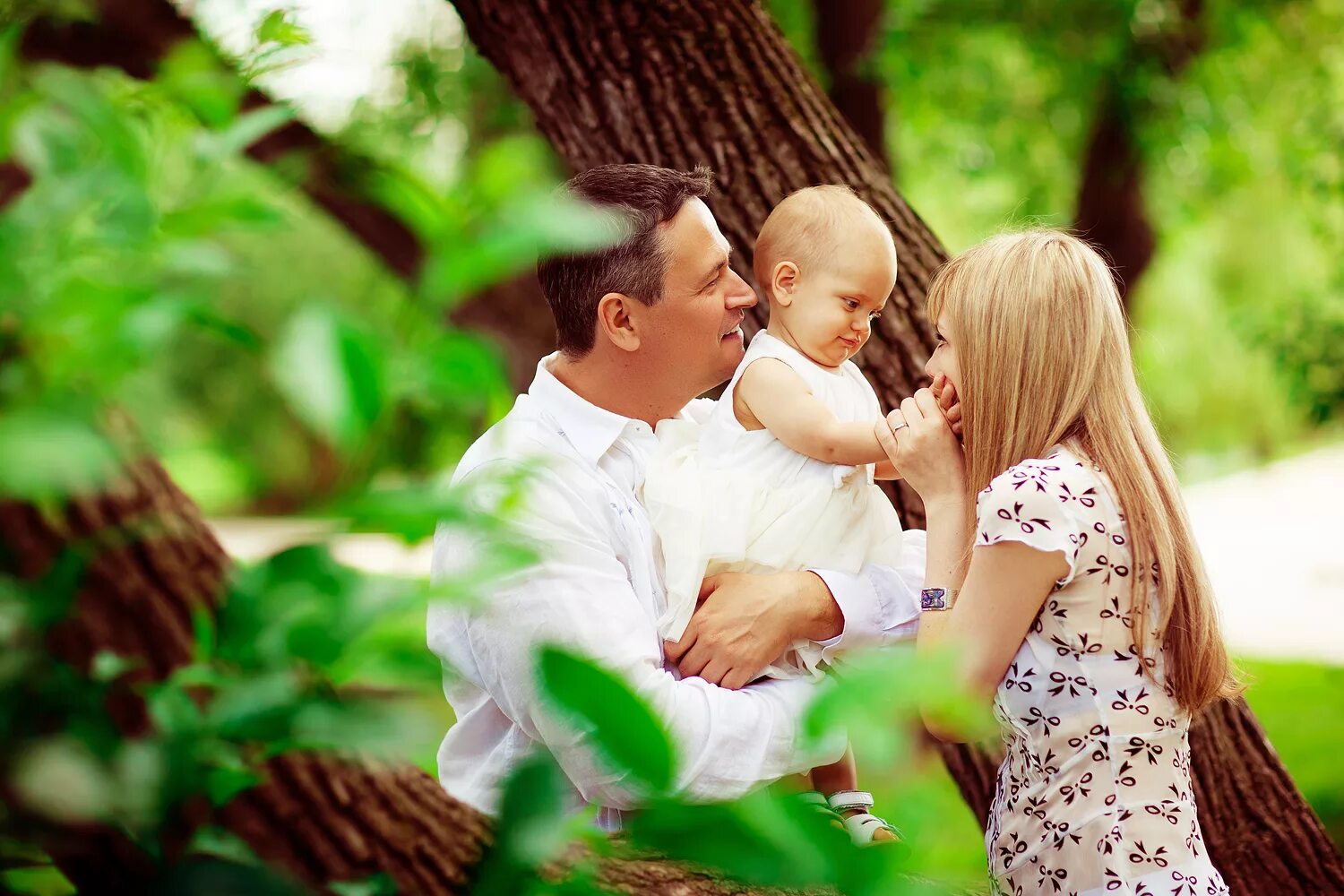 дружная семья. семья россия. счастливый ребенок. семья россия природа. ребенок в семье.