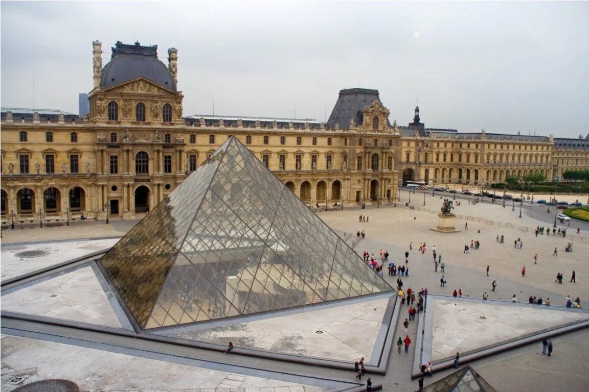 De louvre. Бэй Юймин. Пирамида Лувра. Пирамида Лувра Архитектор. Лувр Париж снаружи. Музей Лувр в Париже внутри.