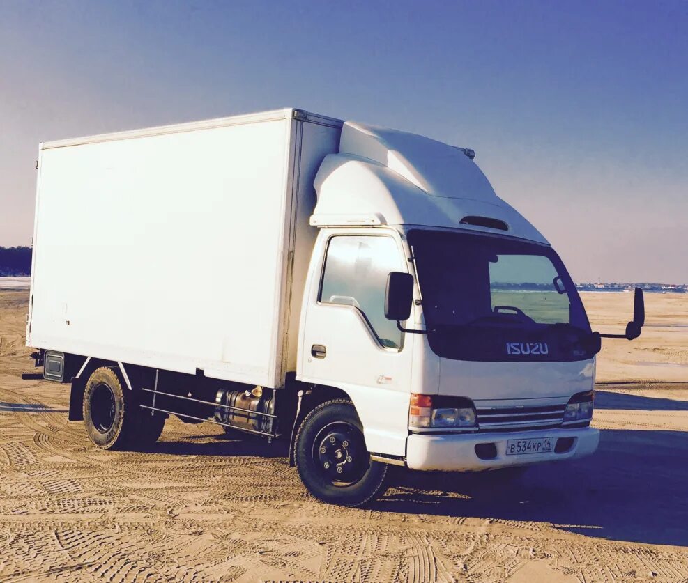Грузовик 3 тонник. Hino 300 dutro. Грузовик 3 тонник. Грузовой фотон 5т. Исузу грузовик 3 тонны.