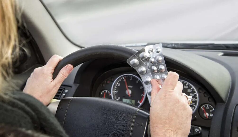 Медикаменты нельзя за рулем. Какие обезболивающие можно тем кто за рулём. Водитель с таблетками. Можно ли обезболивающее за рулем. Таблица запрещенных лекарств для водителей.