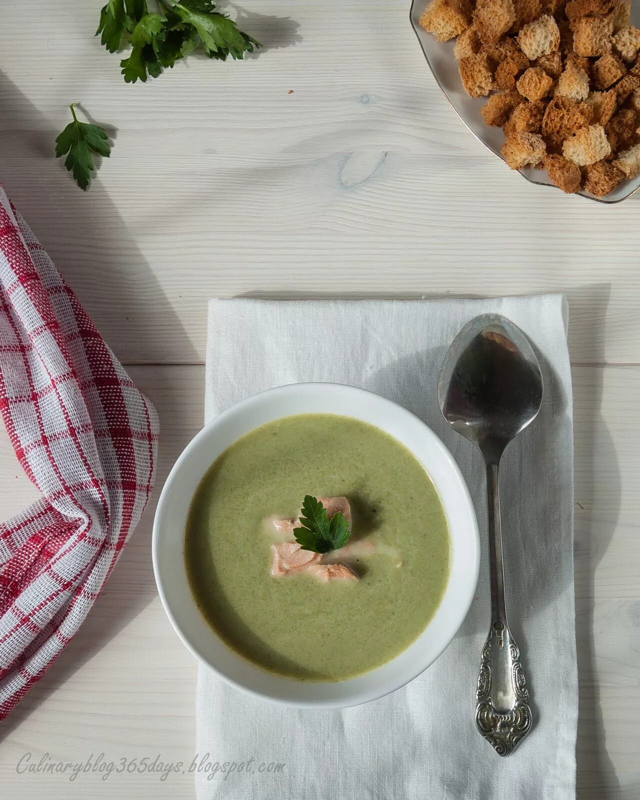 Шпинатный крем суп. Суп пюре из шпината. Крем суп из шпината. Пюре из шпината. Шпинатный крем суп.