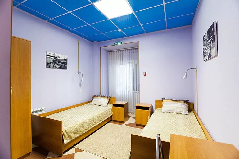 Двухместная комната. Хостел Альтаир Новосибирск. Хостел комната на двоих. Маленький номер в хостеле. Студенты в гостинице.