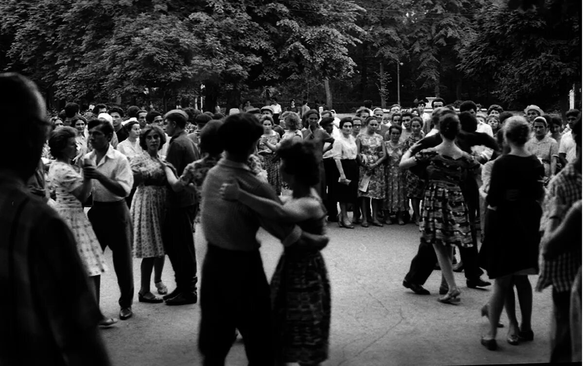 Танцплощадка в ярких огоньках слушать. Танцплощадка в парке ссср. танцплощадка 60-е ссср. в парке танцплощадка 60-е годы ссср. танцплощадка 70-х.