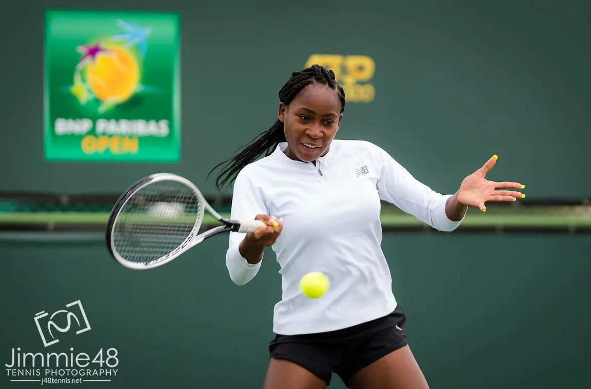 Теннис сегодня индиан женщины. Трофей теннисного турнира "BNP Paribas open". Coco Gauff us open 2022. Жибин ву теннис Индиан Уэллс 2023. BNP Paribas open 2016.