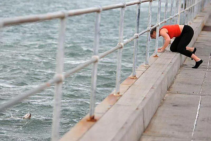 Спасение другого человека это. Невероятные случаи в воде. Отважиться. Чудесные случаи спасения.