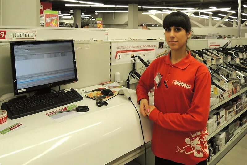 сотрудник магазина техники. продавец эльдорадо. сотрудник мвидео. продавец бытовой техники. продавец консультант.