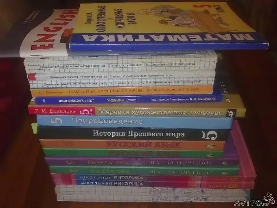 Сколько школьных учебников можно разместить. Учебники 5 класс. Учебники 5 класс школа. Учебники 5 класс школа России. Выдали учебники.