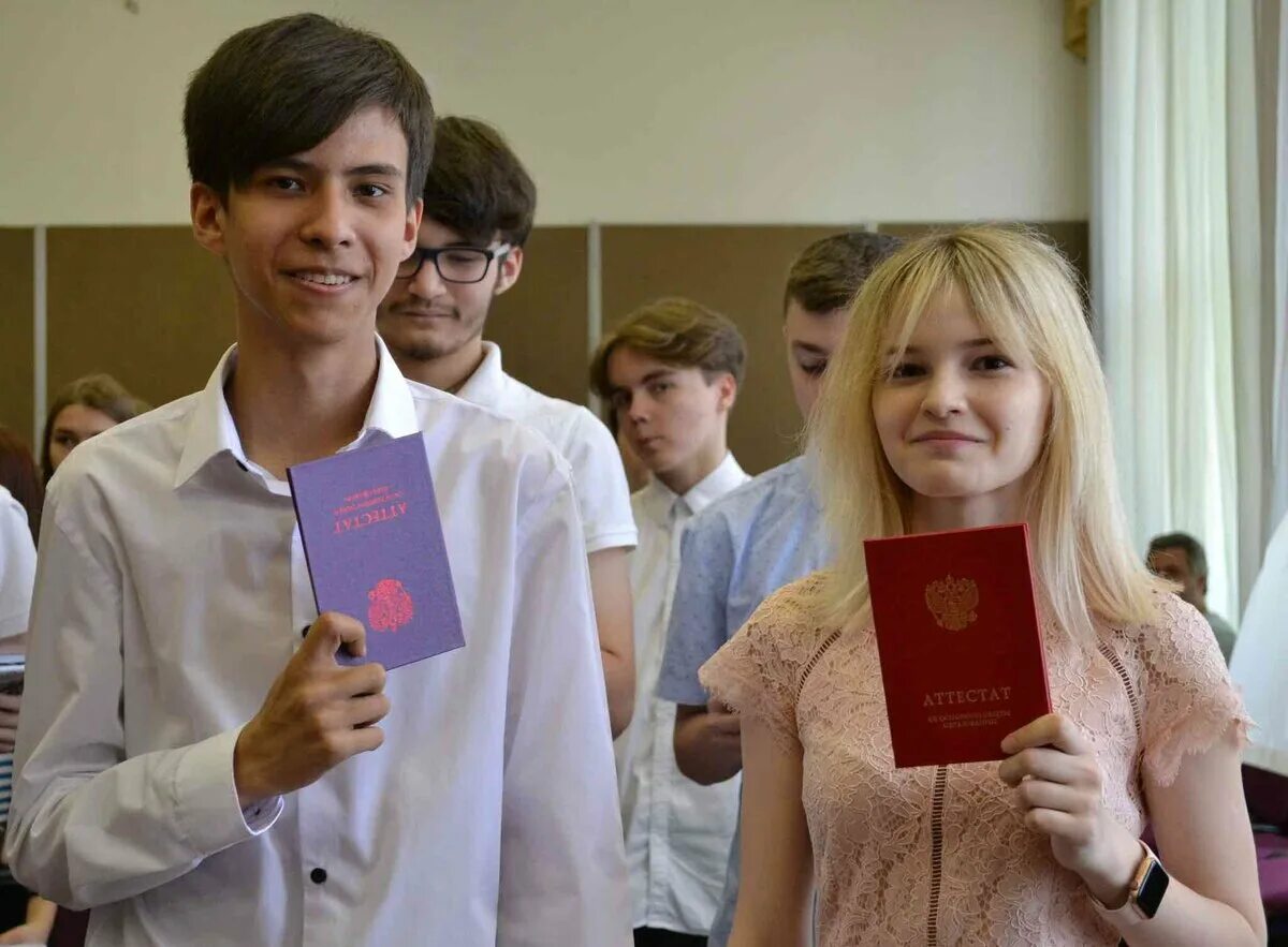 Выпускники с аттестатом. Школьник с аттестатом. Школьники получили аттестат. Ученик 9 класса.