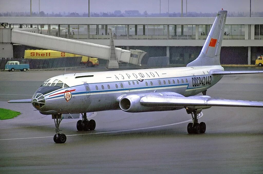 Транспорт 104. Ту-104 пассажирский самолёт. Самолет Туполева ту 104. Ту-104ш. Ту-104 двухдвигательный реактивный самолёт.