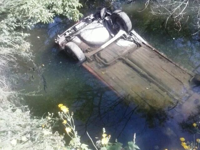Танк утонул. Машина упала в болото. Утопили автомобиль ВАЗ. ВАЗ 2114 утонула.