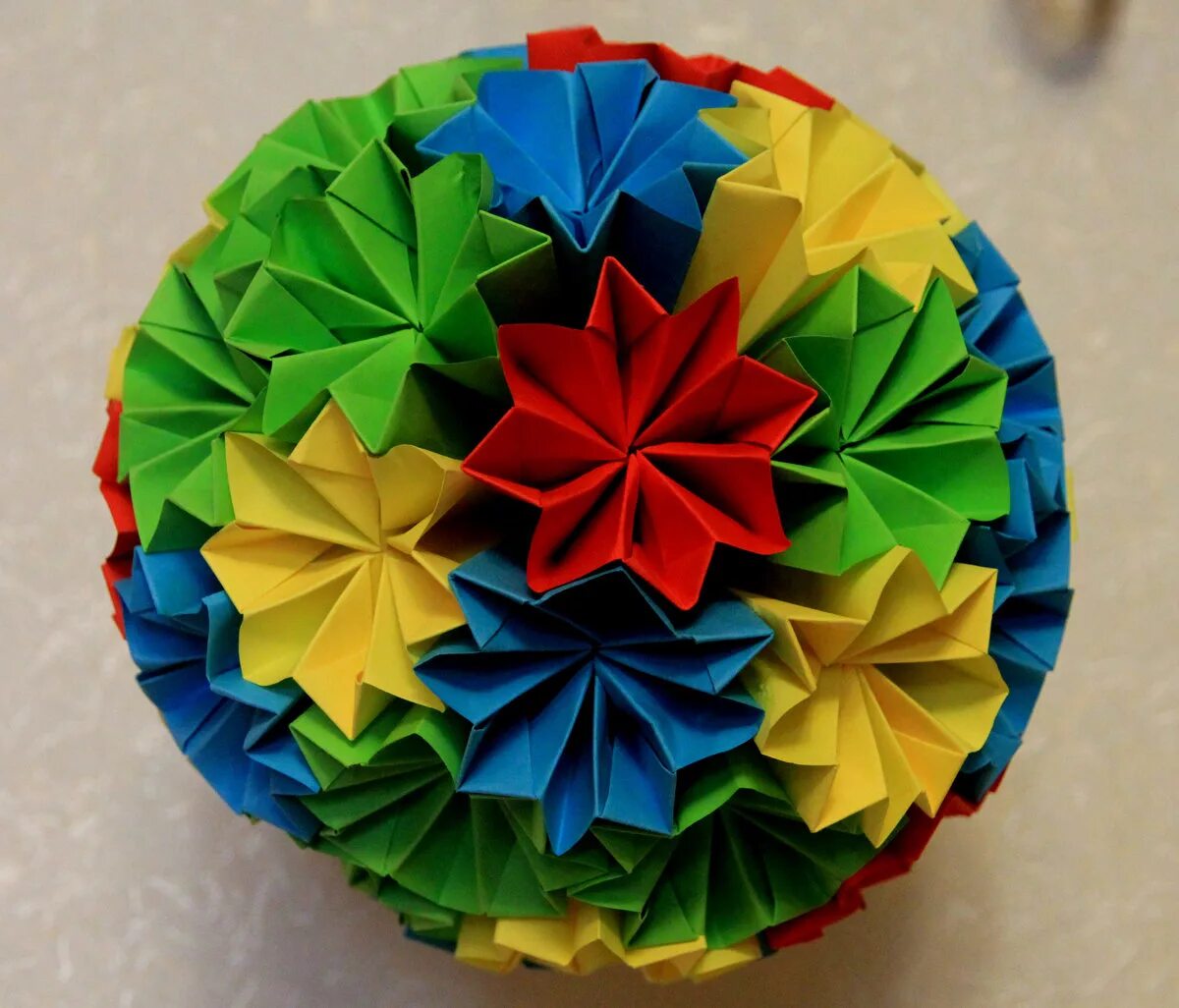 Красивые поделки видео. Шар Kusudama оригами. Шар из бумажных модулей. Кусудама шар модульный. Шарик из бумаги.