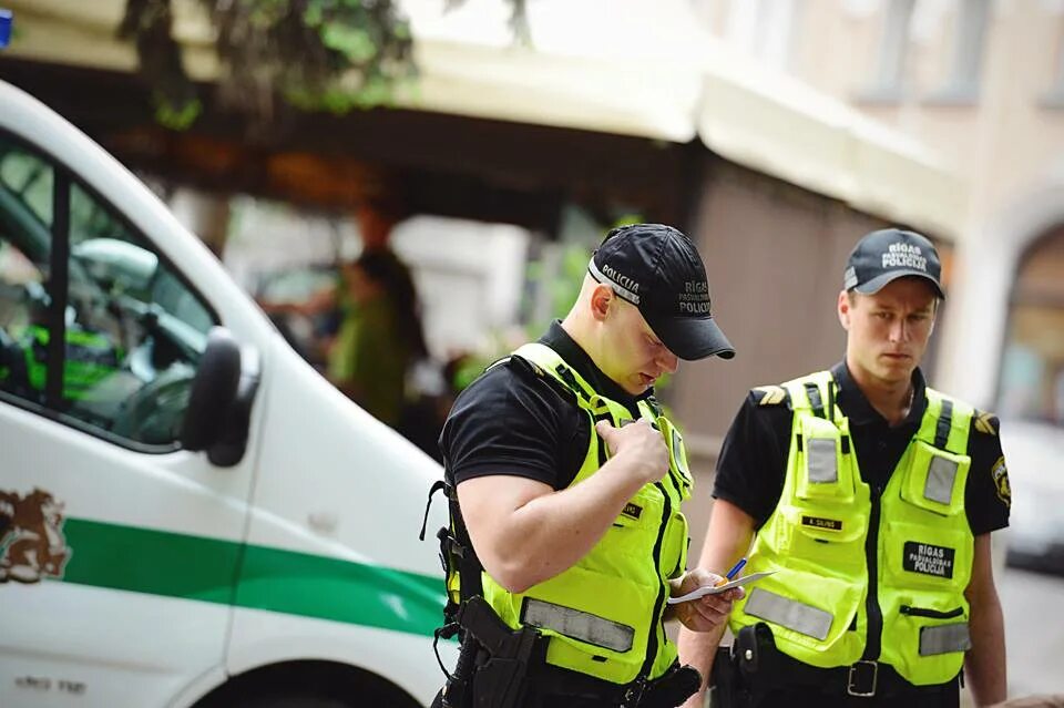 Попасть четверо. Полицейский банк. Pasvaldibas policija девушки. Pašvaldibas policija Латвии. Pasvaldibas policija лого.