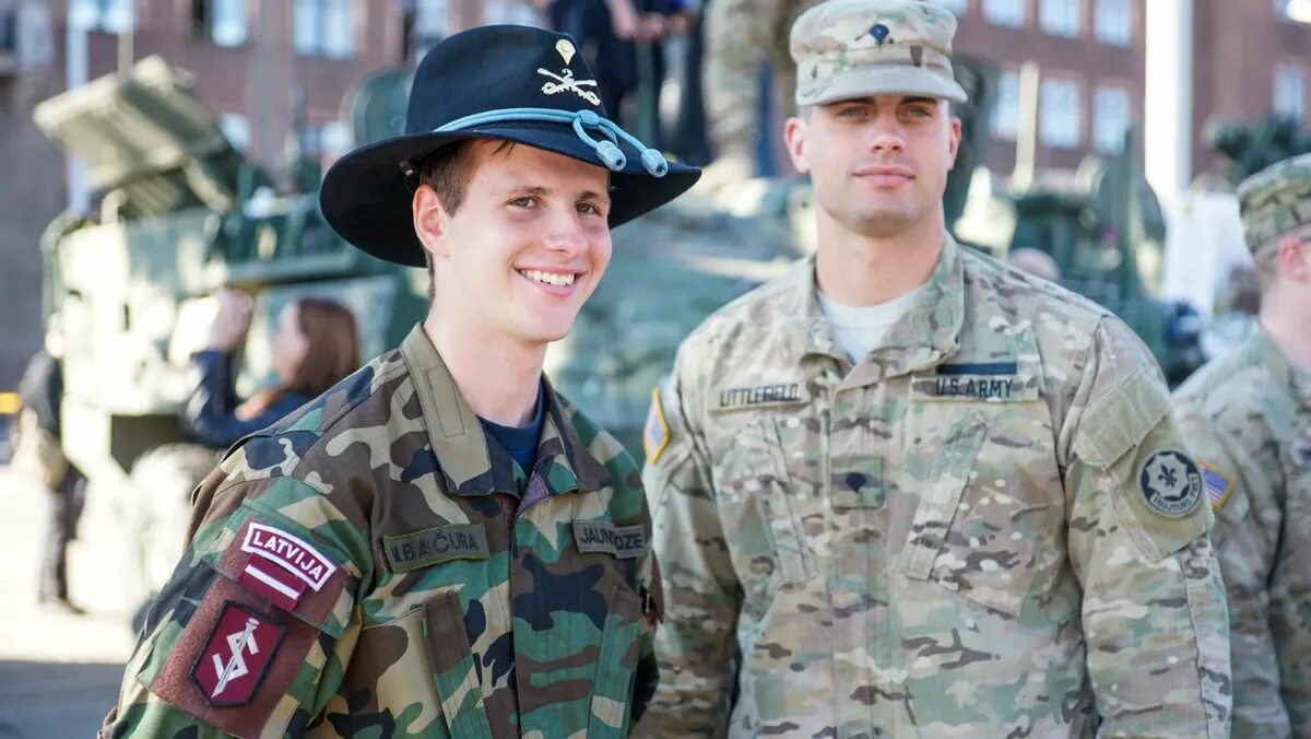 Служить в нато. Солдат НАТО США. Форма Латвийской армии. Американцы в Прибалтике. Американские войска в Прибалтике.