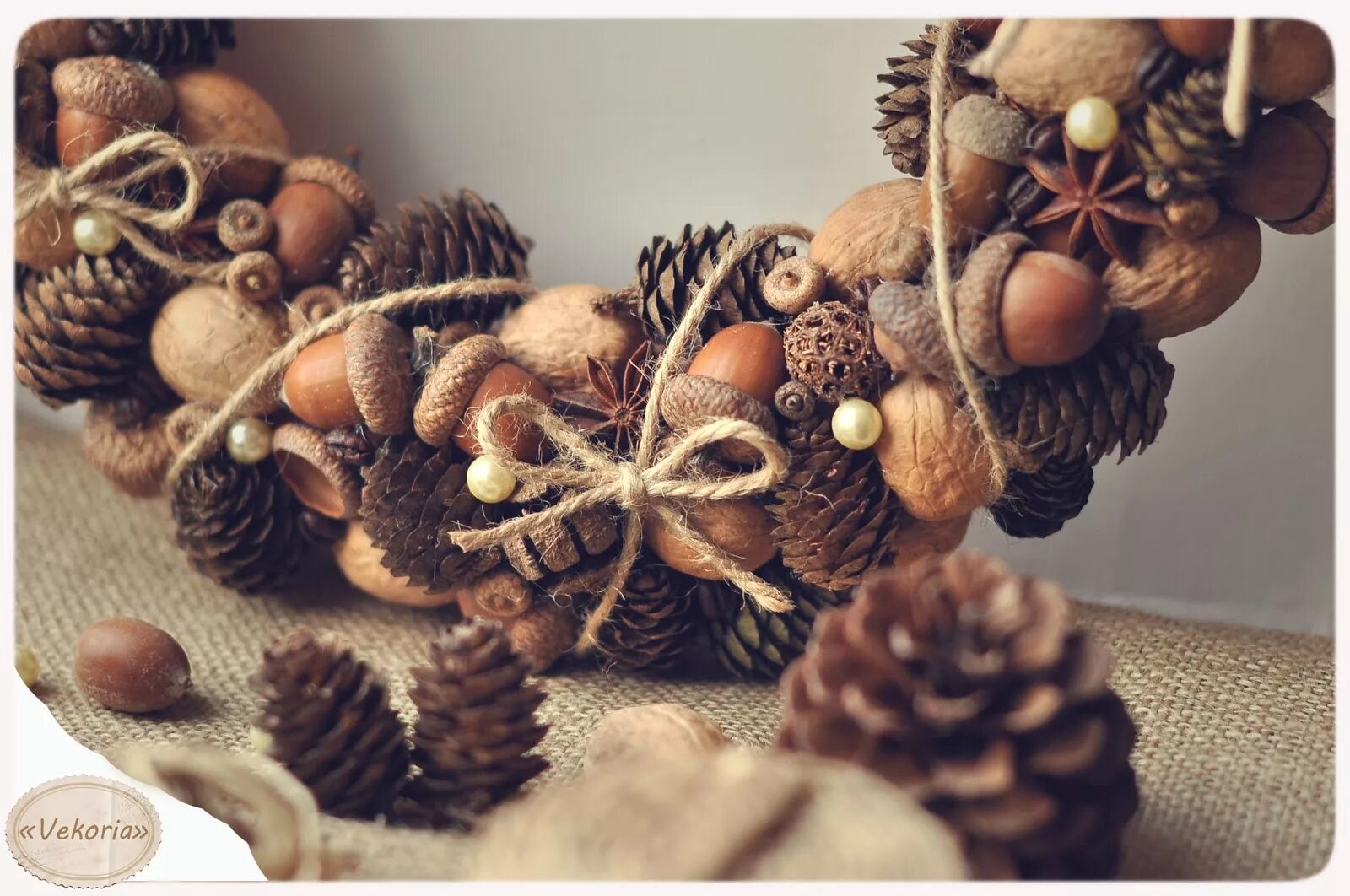 поделки на новый год из природного материала. поделкаизприродногоматерьяла. новогодние поделки в садик из шишек. новогодние игрушки из шишек. новогодние украшения из натуральных материалов.